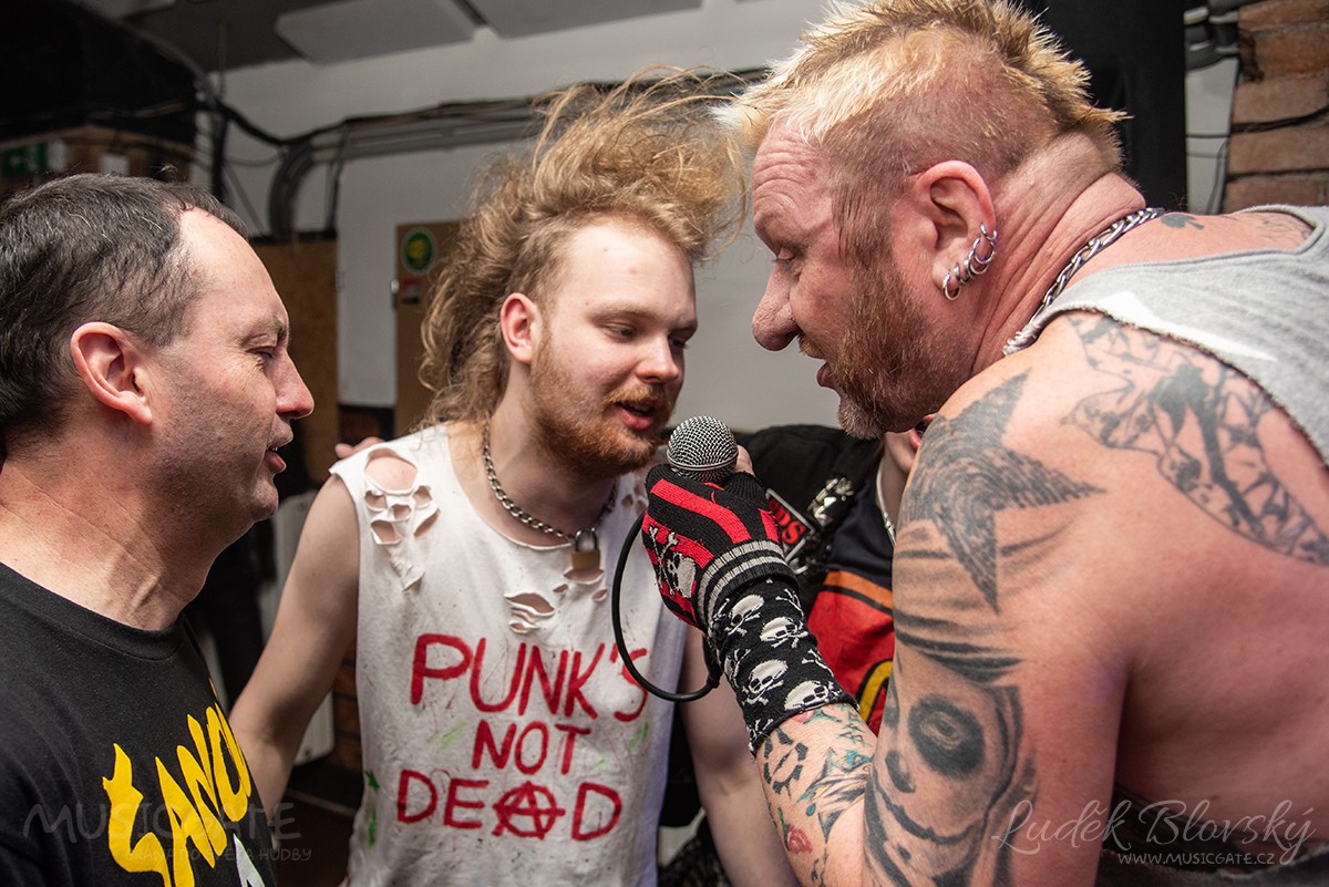 Na punkovém večírku ve Falconu rozehřál publikum Diazepam, pardubičtí !V.V.Ú. pak koncert dotáhli ke zdárnému konci