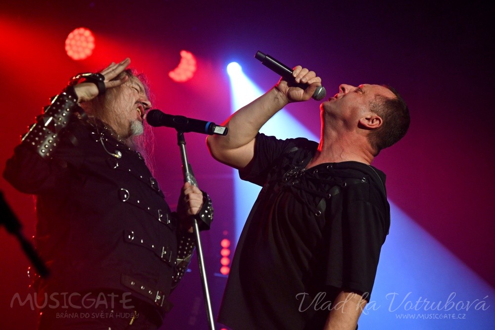 Komunál a Alžběta si podmanili Mrákov! Po strop zaplněný sál s fantastickou atmosférou mluvil za vše