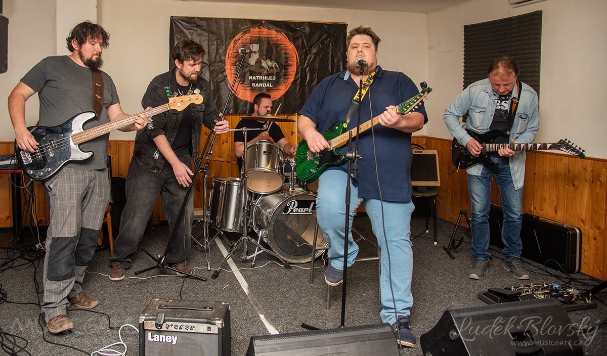 Debutové album Na Západ se valí Bigbít skupiny Natrhlej Sandál je mezi fanoušky!