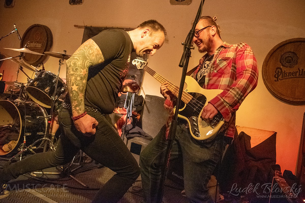 Pivo, punk a oslava MDŽ – sobotní mejdan v Hospodě Pod Kopcem