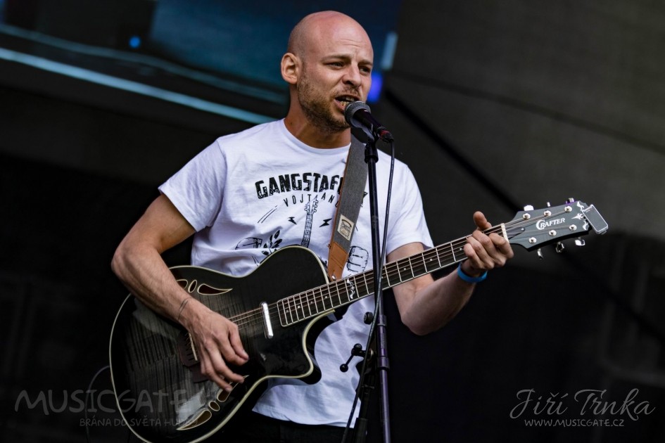 Vojtaano vyráží dobýt kluby s kapelou