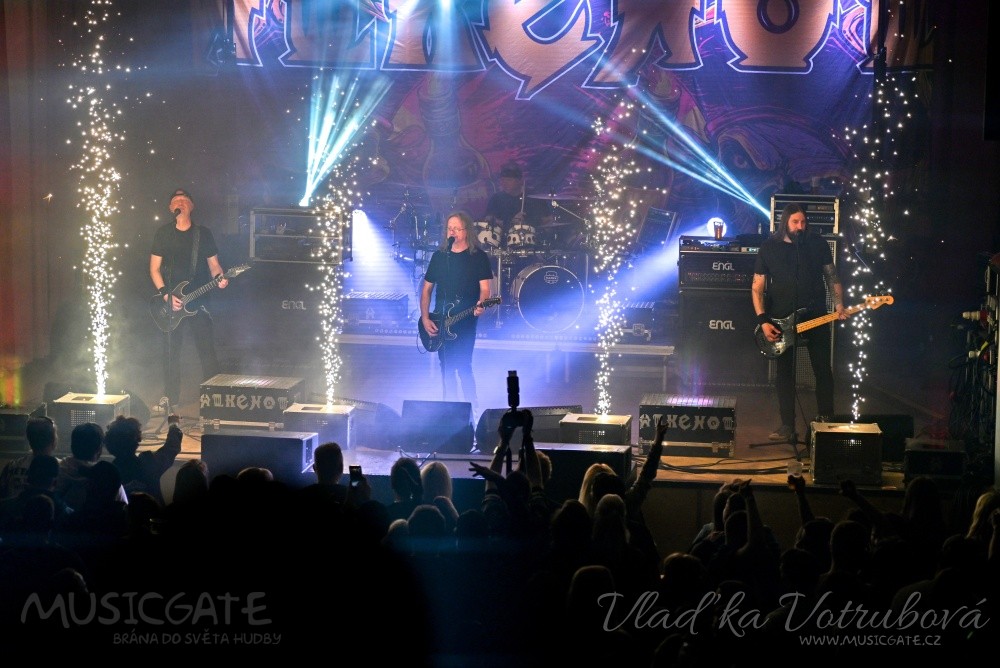 Legendární Alkehol v rámci svého jarního turné rozezpíval Mrákov!  O energický start večera se postaral Bastard