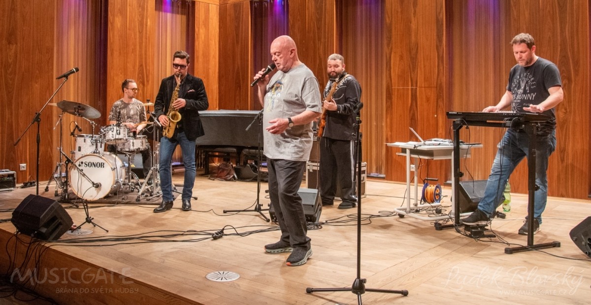 Slovenská jazzová ikona Peter Lipa na prknech plzeňské scény v Domě hudby