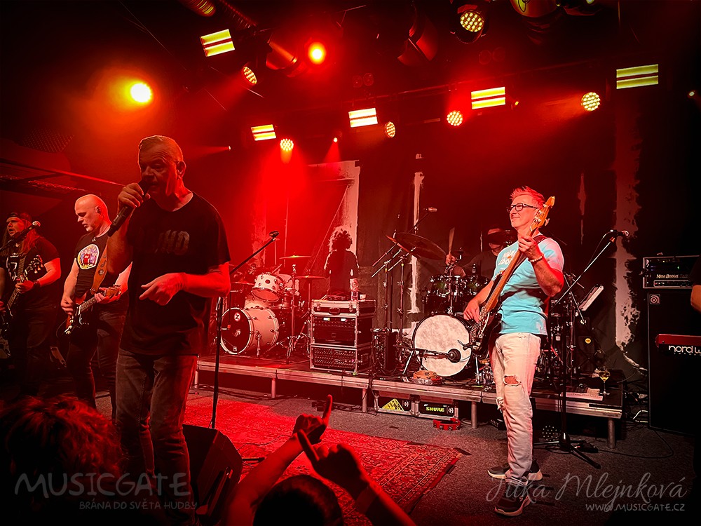 Mňága a Žďorp + Slobodná Európa u Psa: Start mini šňůry ve velkém stylu