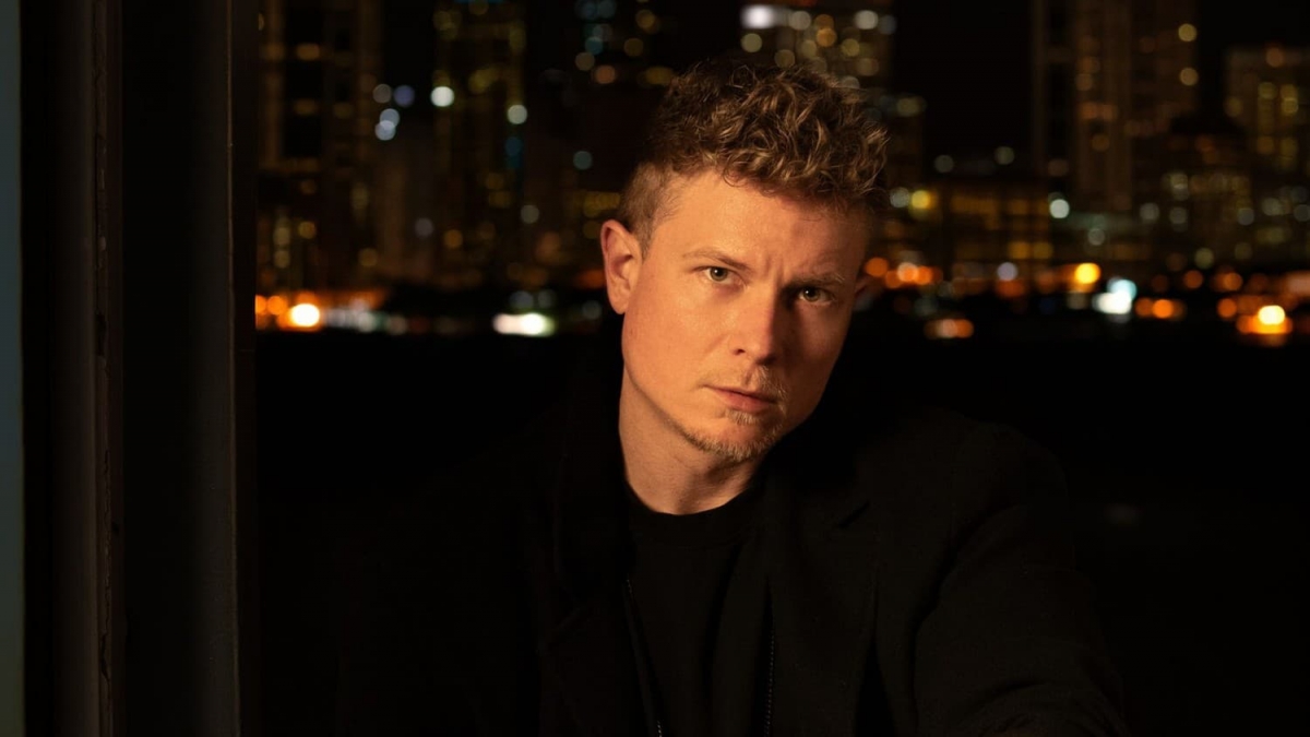 Když vám život „naloží“, zbude jen emoce. Miro Šmajda v novém EP Moodboard vypráví, jak mu nehoda ve Vietnamu a poslední rok a půl změnil pohled na svět