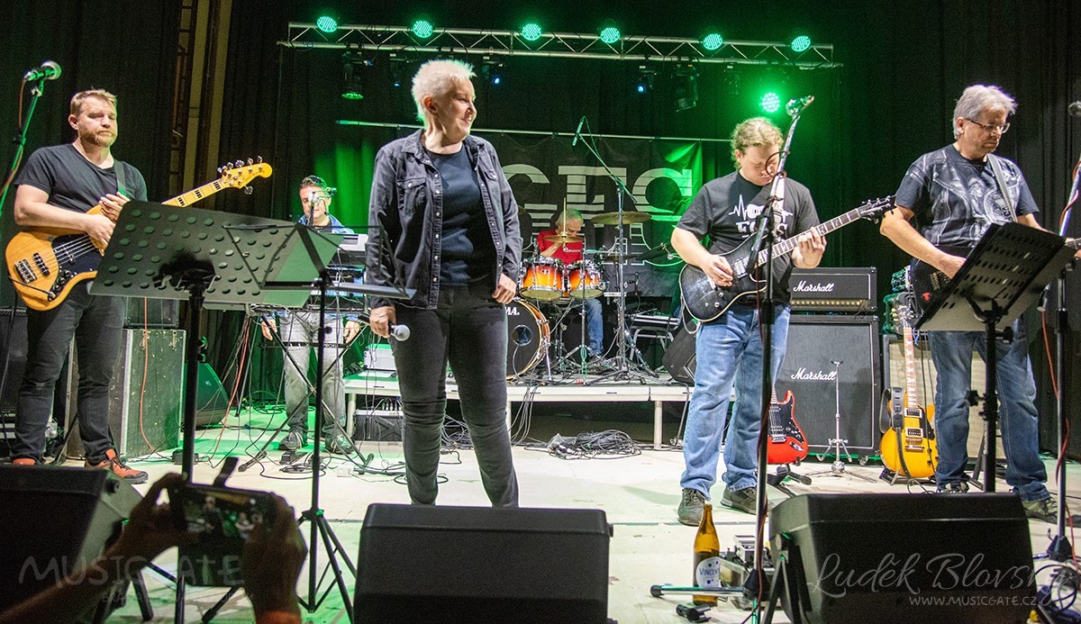 Staroplzenecký EGES oslavil 45. narozeniny s řadou hostů a hudebních gratulantů. S kapelou si zazpívala i Eva Urbanová
