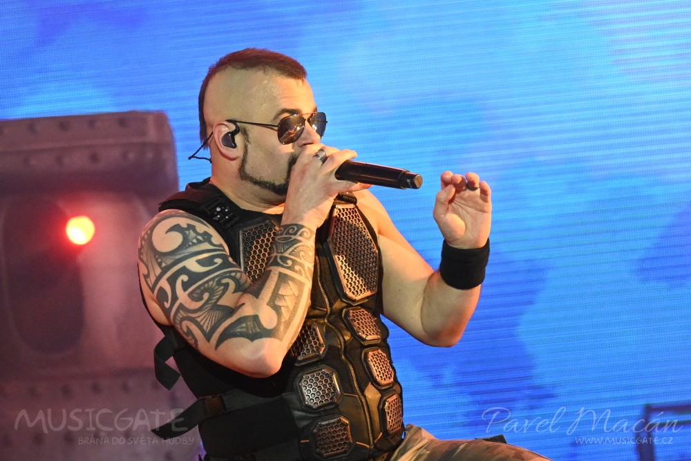 Fenomenální Sabaton znovu fascinoval Plzeň! Obří tank, výpravná scéna, hity i "Ještě jedno pivo" nadchli lochotínský Amfiteátr
