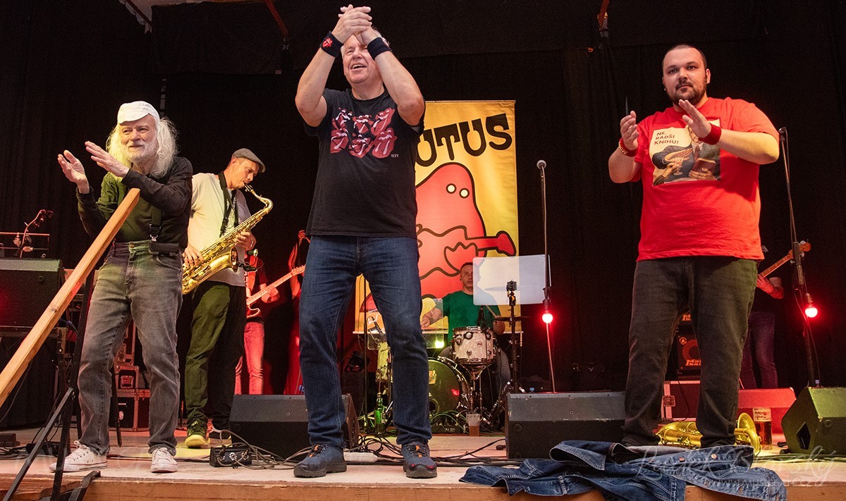 Po roce se v Blovicích ukázal Brutus, koncert se z důvodu podmáčeného terénu přesunul do místní Sokolovny
