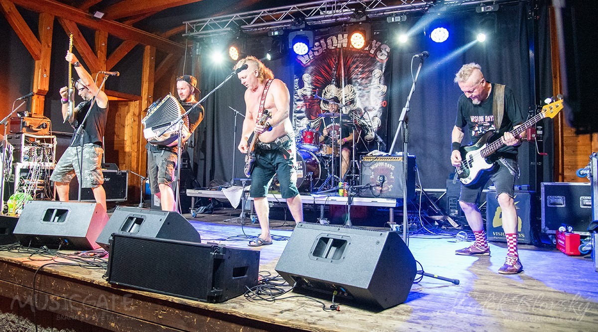 Páteční Punk Fest na Hnačově neměl slabý článek, pětice kapel nenechala publikum vydechnout