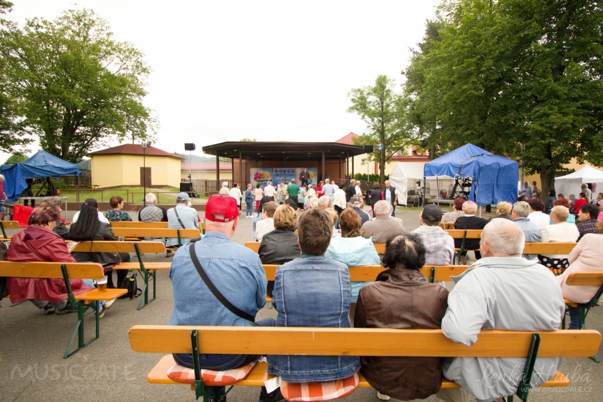 Šlágr Fest ve Vendryni rozezpíval publikum. Na pódiu zazářily hvězdy československé hudební scény