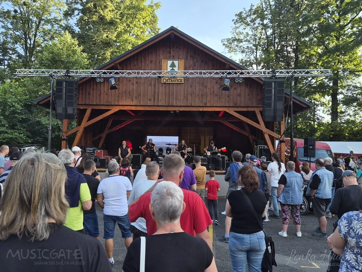 Den obce Ostravice roztančil publikum. Cross Orchestra, Legendy se vrací i Support Lesbiens se postarali o skvělou atmosféru