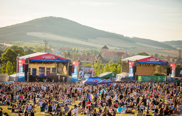 Hudební festival Hrady CZ se tento pátek a sobotu přesouvá na Švihov s Rybičkami 48, Danielem Landou, Mirai a Mig 21