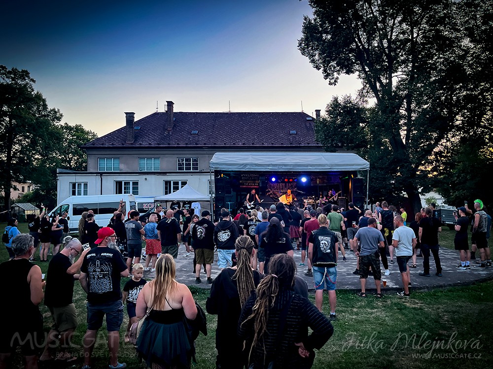 Proč Fest vol. 4: Punk, rodinná atmosféra i elektrické black outy. Slatiňany zažily festival, na který se jen tak nezapomíná