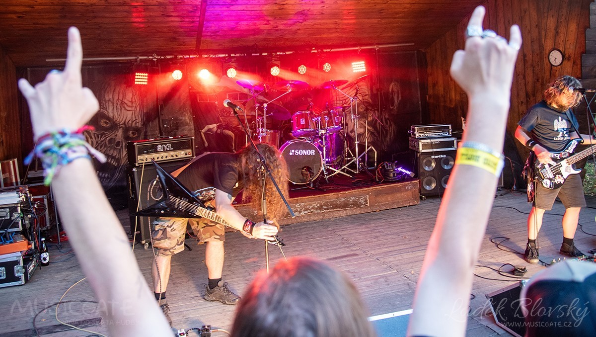 Čtvrtý ročník metalového DEAD SHALL RISE se letos představil v jednodenním formátu