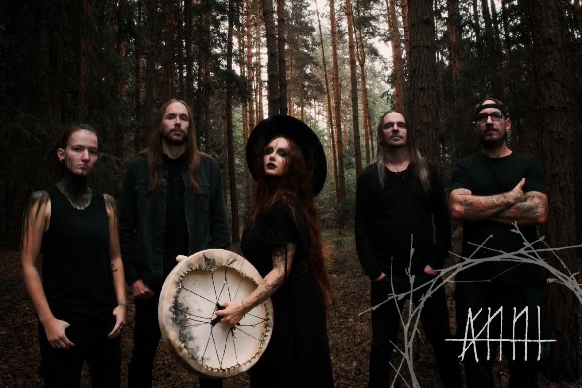Witchy folk/metaloví ÁNNI vítají ve svých řadách nového basáka Deemona